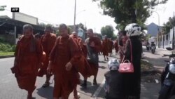 بودايان جاوا ټاپو کې خپل معبد ته لسګونه کيلوميټره پلی سفر کوي بودايان جاوا ټاپو کې خپل معبد ته لسګونه کيلوميټره پلی سفر کوي