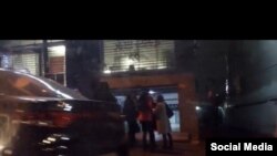 تصویری از ویدئویی که تجمع خانوادههای نگران روزنامهنگاران فردای اقتصاد را مقابل دفتر این وبسایت نشان میدهد