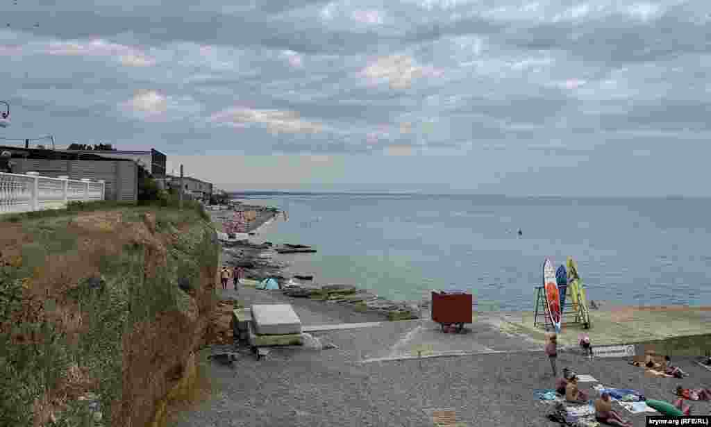 Майже тритисячне селище міського типу (СМТ), головний морський курорт Сімферопольського району, розташоване, як свідчать різні довідники, на висоті 45 метрів над рівнем моря. Ці метри, щоправда, всього 2-5 з них, якраз на висоту пухких піщано-галькових урвищ, чітко проглядаються з більшості селищних пляжів