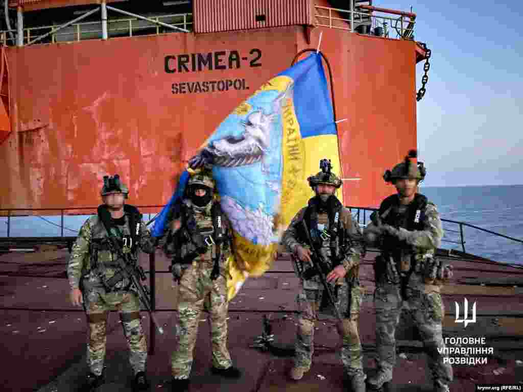 Бойцы Главного управления разведки Минобороны Украины на одной из «вышек Бойко», август-сентябрь 2023 года, Черное море.