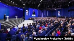 Президент РФ Владимир Путин во время пленарного заседания на XXI съезде партии "Единая Россия". 2023 год