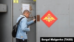 Мужчина у призывного пункта военного комиссариата в Симферополе. Крым, 2023 год