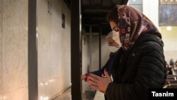 شهروندان مسیحی در کلیسایی در ایران در حال عبادت