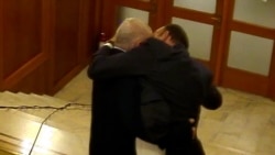 Video | Momentul în care deputatul PNL Florin Roman ar fi fost agresat în Parlament  Video | Momentul în care deputatul PNL Florin Roman ar fi fost agresat în Parlament