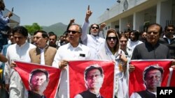 د تحریک انصاف د مشر ګوهر علي خان (له کیڼ لوري دویم) په ګډون پارلېماني غړو د جولای پر ۱۸مه په اسلام اباد کې مظاهره وکړه.