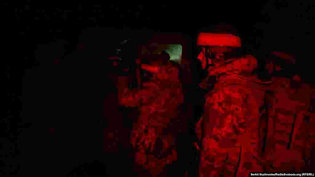 Операція починається вночі з виїзду військових до точки, звідки вони вирушають на штурм ворожих позицій 