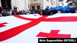 Під час протестів в Грузії, окрім державних прапорів, багато також прапорів і ЄС