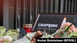 Мемориал у российского посольства в Бишкеке, 23 марта 2024 года