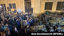 Участники протеста и полицейские в Тбилиси, 16 апреля 2024 г.