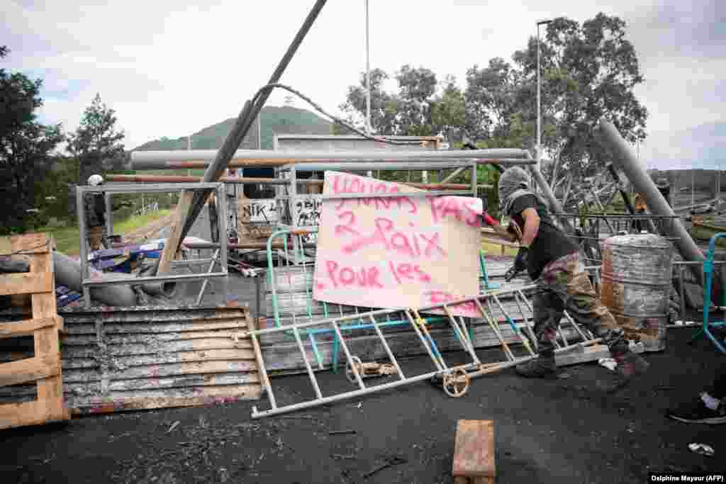 A roadblock in Ducos, New Caledonia, with a sign saying, "There will be no peace for fascists," on May 21. Paris has accused Azerbaijan of stoking tensions in New Caledonia in revenge for French support for ethnic Armenians amid the recent war over Nagorno-Karabakh, a charge Baku dismisses.  