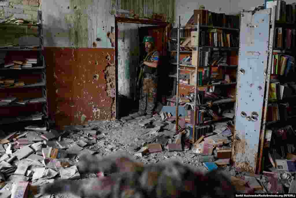 "Захватчики сопротивлялись до последнего. Наши военные применили смекалку: пробили гранатометом дыру в стене клуба, через нее вошли внутрь и начали зачистку. Взяли в окружение несколько солдат противника, предлагали сдаться, но они отказались. Одновременно с клубом освободили и здание школы", – рассказал об освобождении Благодатного в эфире украинского ТВ спикер Сил обороны таврического направления Валерий Шершень.