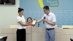 Дружина Владислава Єсипенка отримала диплом про визнання її чоловіка лауреатом Національної премії за захист свободи слова (відео) Дружина Владислава Єсипенка отримала диплом про визнання її чоловіка лауреатом Національної премії за захист свободи слова (відео)