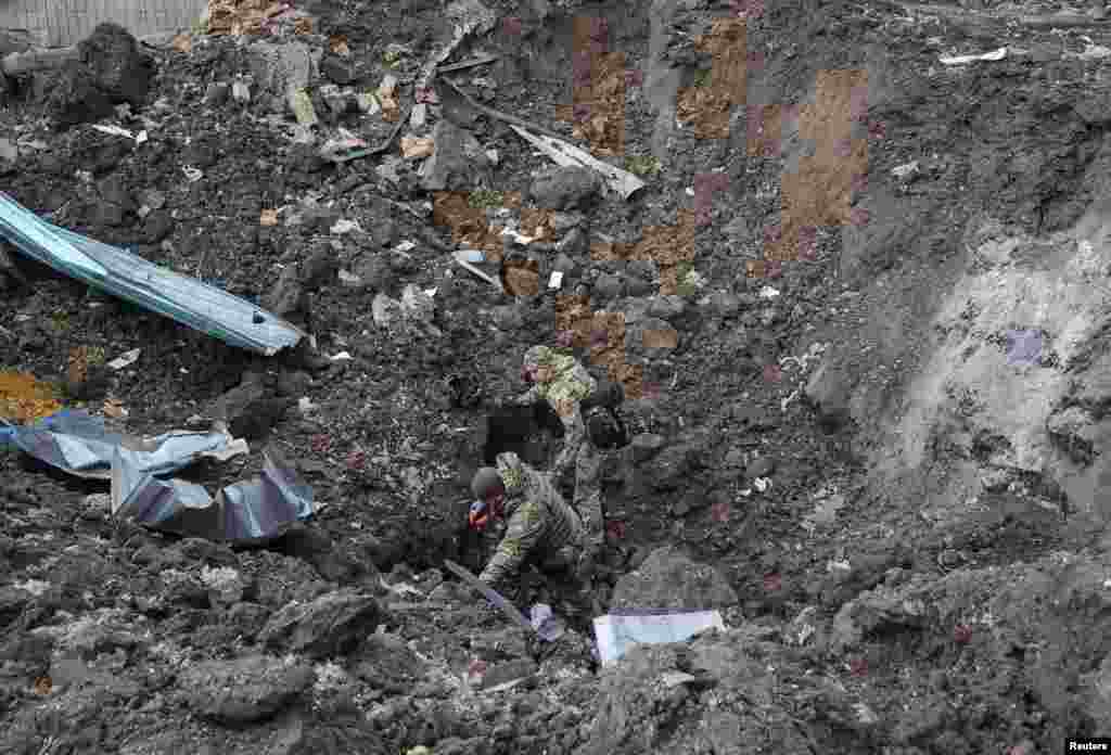 Украинские следователи на дне воронки от взрыва. Харьков, 2 января. Во время войны стрельба обеспечивает оперативную разведку. В том числе такие стрельбы помогают подтвердить, в какой степени ракета способна преодолевать систему противовоздушной обороны противника. Это невозможно проверить при обычных испытаниях  
