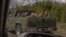 Военнослужащие в российской форме с завязанными глазами на военном автомобиле в Сумской области, 13 августа