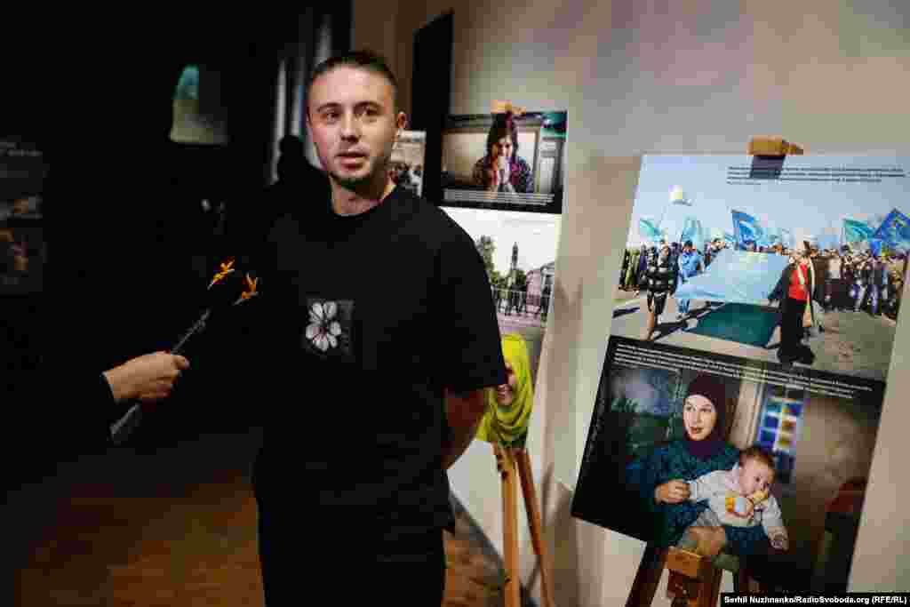 Вокалист группы «Антитіла» Тарас Тополя дает интервью Радіо Свобода на фоне фотовыставки 