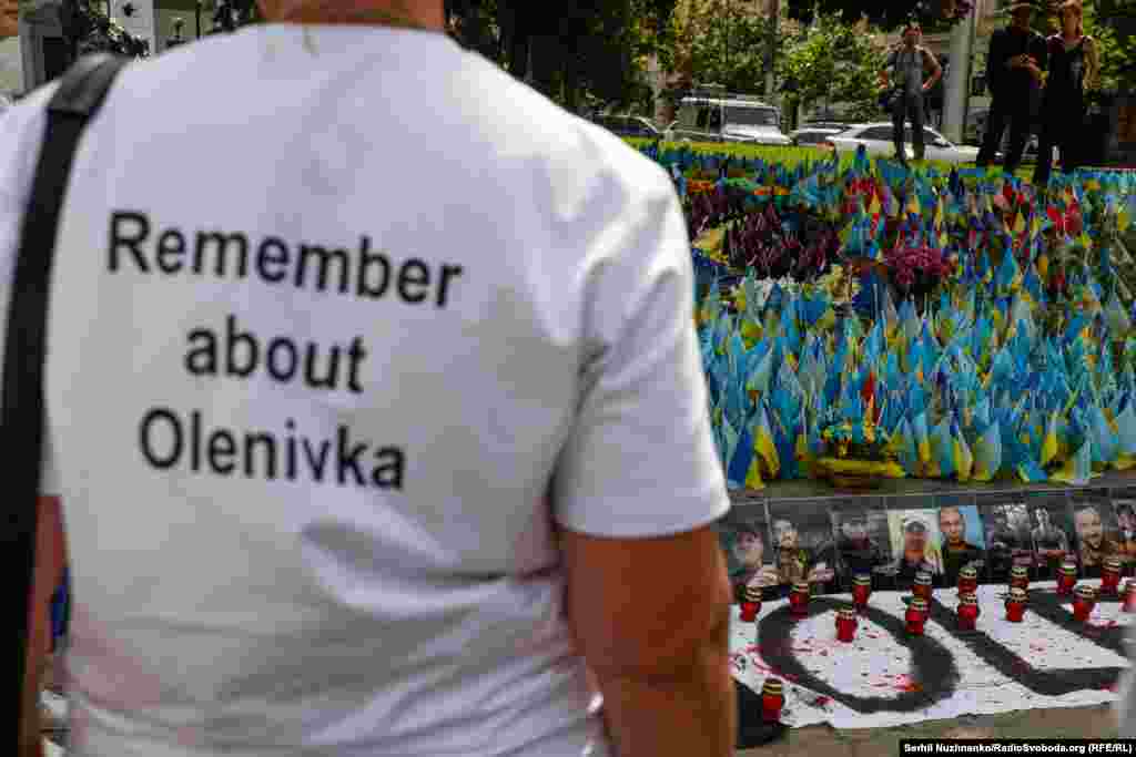 На футболці написано «Пам'ятайте про Оленівку» (переклад з англійської)