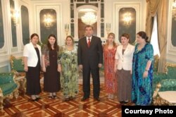 Эмомалӣ Раҳмон, раисҷумҳури Тоҷикистон (байн) бо аъзои хонаводааш. Парвина Раҳмонова, духтари панҷуми президент ва молики "Сифат Фарма" нафари дувум аз тарафи рост аст. Санаи гирифтани акс дақиқ нест