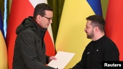 Польский премьер передаёт Зеленскому документацию по "Леопардам", Киев 24 февраля 2023 года