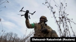 Украинский военный запускает дрон, иллюстративное фото