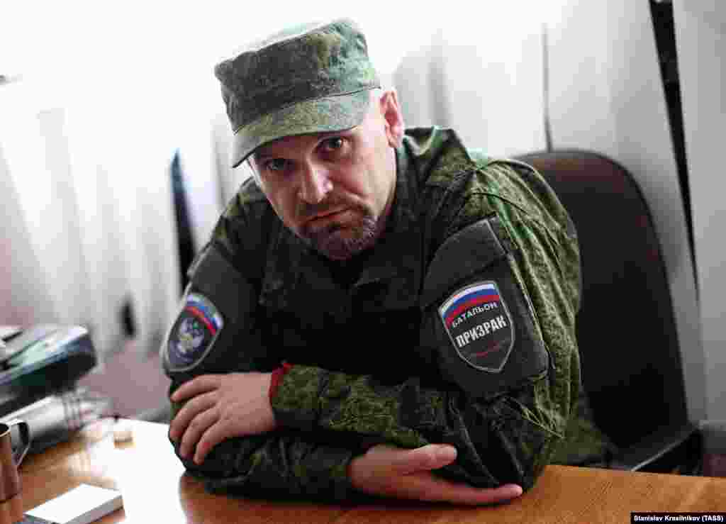 Алексей Мозговой, 1975–2015 Родившийся в Луганской области советской Украины, Мозговой служил в украинской армии, прежде чем присоединиться к сепаратистскому движению и возглавить батальон "Призрак" в так называемой "Народной милиции ЛНР". Он резко критиковал некоторых представителей поддерживаемого Россией сепаратистского руководства и вызвал всеобщее удивление, пообещав "арестовывать" женщин, которые ходят в рестораны и кафе. В 2014 году Мозговой возглавил "народный суд", который приговорил предполагаемого насильника к смертной казни на глазах у кричащей матери обвиняемого. В марте 2015 года Мозговой пережил нападение на свой автомобиль на дороге под Луганском. Два месяца спустя его колонна снова попала в засаду, в результате которой погибли он и еще шесть человек. Кто стоял за этими нападениями, так и осталось невыясненным.