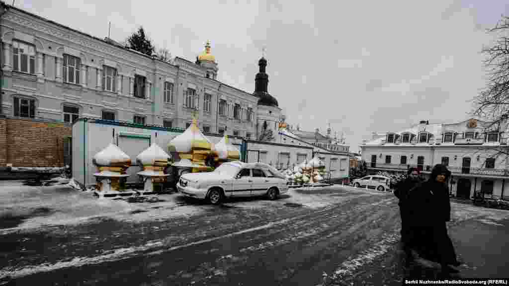 В то же время корреспонденты Радіо Свобода заметили, что в Лавре начали исчезать иконы с мест, где они раньше висели. Куда девали иконы – не рассказывают, однако священники УПЦ (МП) не скрывают, что планируют вывезти – цитата: «все, что можно вывезти»