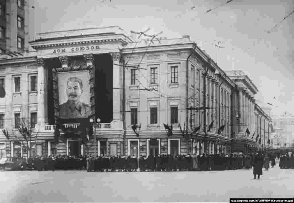 Толпы людей собрались, чтобы посмотреть на мертвое тело вождя Иосифа Сталина в московском Доме Союзов. Это было в полукилометре к северу от Красной площади 6 марта 1953 года.