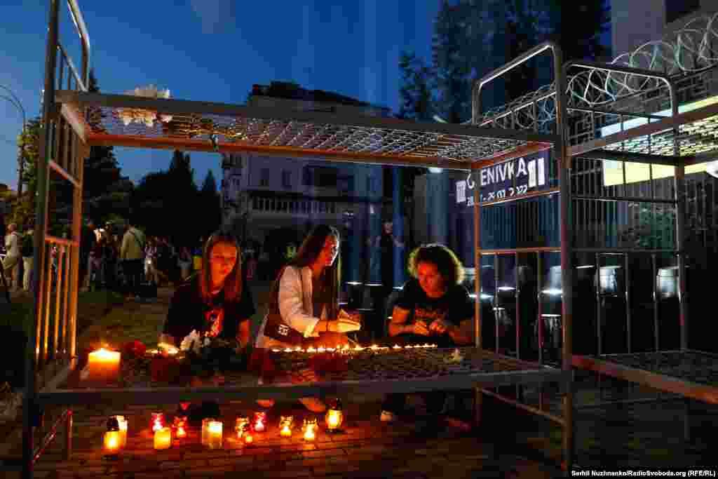 Біля  залізних  нар поставили лампадки, поклали квіти, символічні хрести, влаштувавши імпровізований меморіал