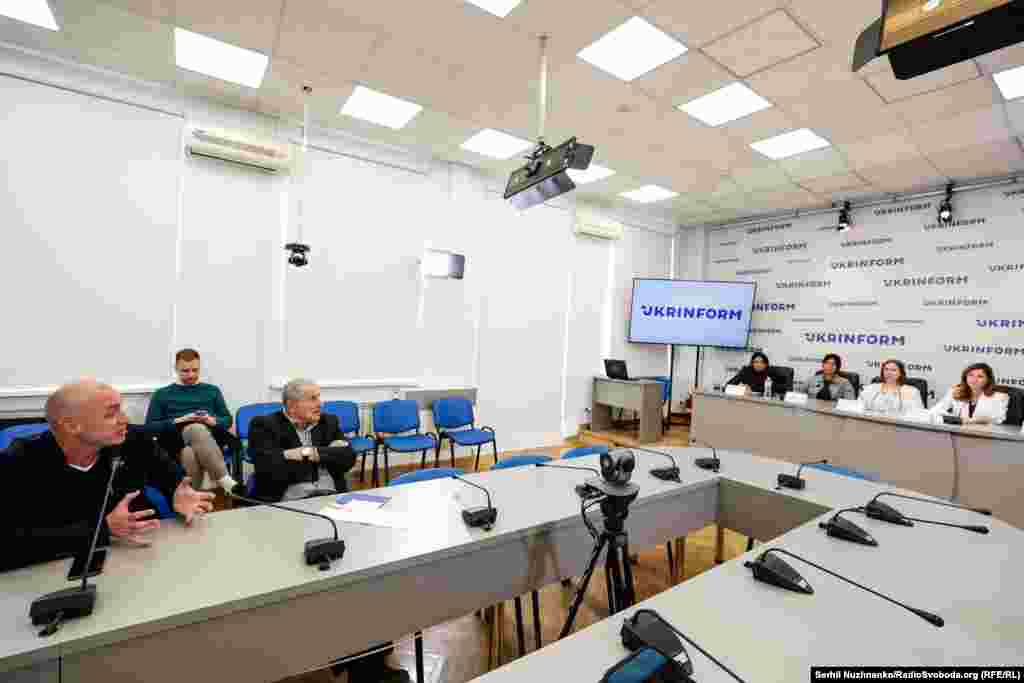 Правозахисники, рідні та колеги журналістів-політв'язнів, а також представники влади розповіли про поточну ситуацію, в якій перебувають медійники – бранці Кремля, включаючи ув'язненого фрилансера Крим.Реалії Владислава Єсипенка, а також про представників РФ, причетних до системних переслідувань політв'язнів