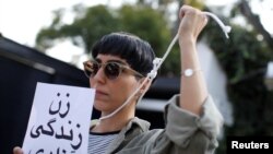 اعتراض یک زن به اعدامها در ایران در مقابل سفارت جمهوری اسلامی در مکزیکوسیتی- عکس آرشیوی است