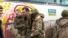 Ukrajinski ratni zarobljenici nakon razmjene zarobljenika sa Rusijom na nepoznatoj lokaciji u Ukrajini