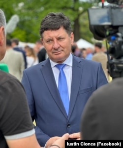 Iustin Cionca a terminat facultatea la 35 de ani. Acum are și un doctorat în Economie.