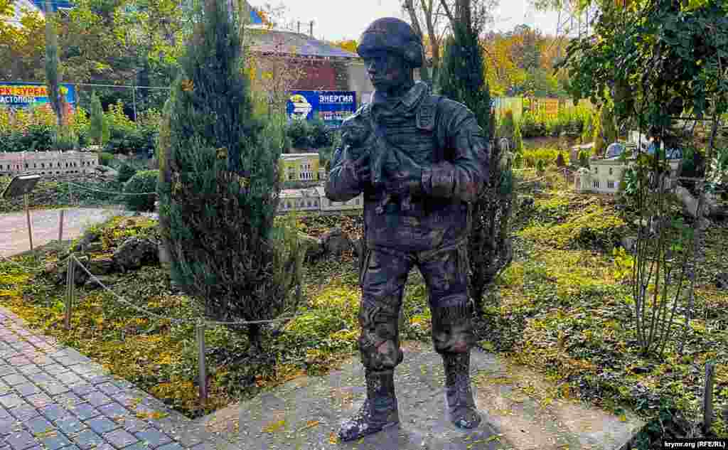 Российского военного, как и на памятнике «вежливым людям» в Симферополе, тоже в 2014 году изобразили с котом, но без девочки с букетом цветов