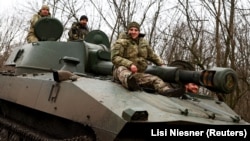 Украинские военнослужащие на САУ 2С1 вблизи Бахмута Донецкой области, 8 марта 2023 года