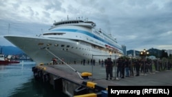 Лайнер с российскими туристами в Батуми. Грузия