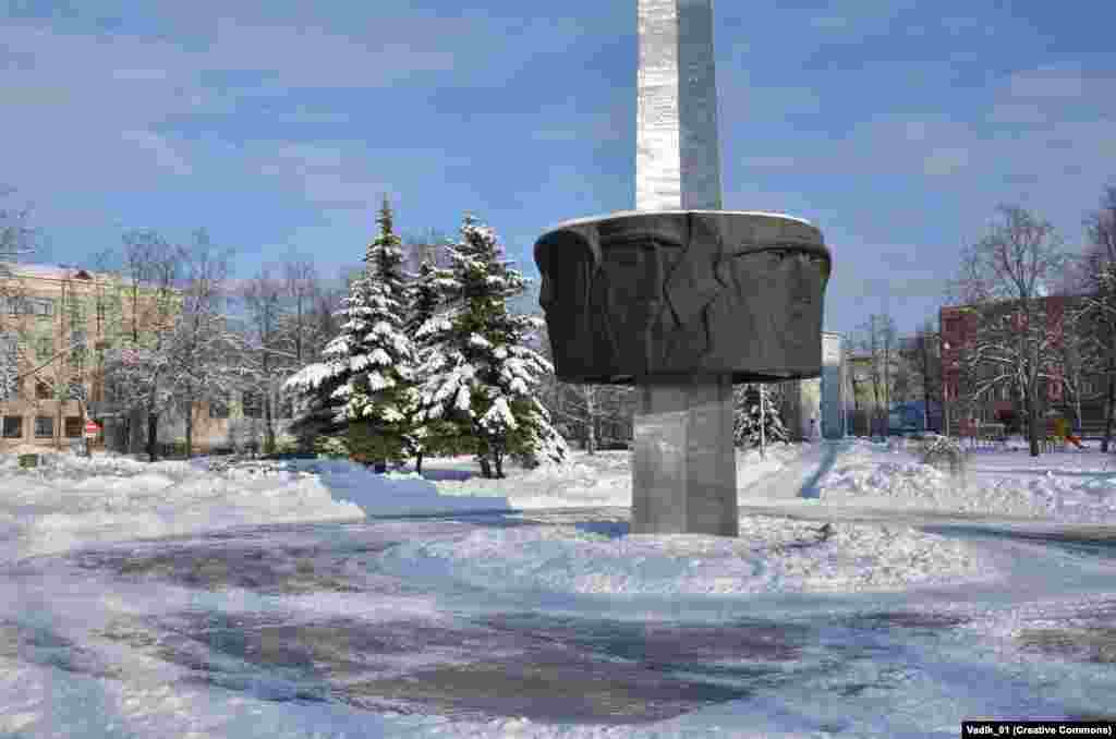 Советский военный мемориал в Даугавпилсе, Латвия, фотография сделана в 2013 году. Десятки людей в городе, где преобладают этнические русские, были задержаны полицией из-за участия в беспорядках, возникших во время начала сноса памятника в октябре 2022 года   