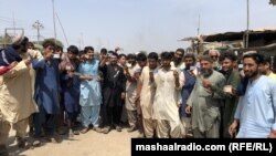 په کراچۍ کې افغان کډوال خپل کارډونه ښيي - انځور له ارشيفه