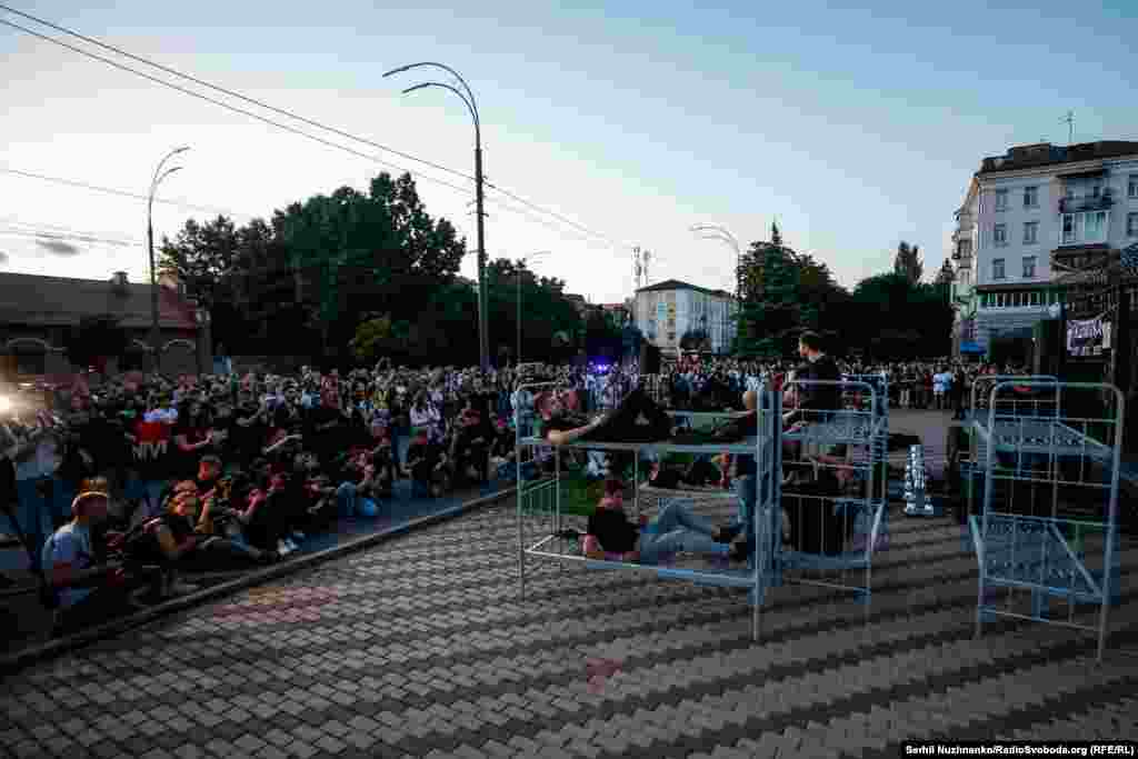 Біля огорожі  колишнього російського посольства встановили двоярусні залізні нари – такі, які були у зруйнованому вибухом бараці в Оленівці