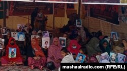 په اسلام اباد کې مظاهرچیانو د ورکو خپلوانو انځورونه نیولي دي - پخوانی انځور.