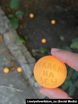Теннисный шарик с надписью в поддержку ВСУ в Феодосии, акция движения «Желтой ленты». Крым, август 2023 года