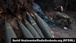 Западные артиллерийские снаряды у украинских военных, иллюстративное фото