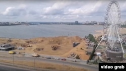 От всей этой водной глади на снимке должна уцелеть лишь узкая полоска слева. Кадр сделан со стороны моста "Миллениум".