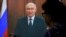 Женщина смотрит телеобращение президента России Владимира Путина. Москва, 24 июня 2023 года. Фото: EPA-EFE
