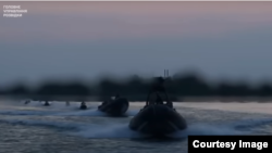 Украинский спецназ на моторных лодках при подходе к Тендровской косе, 6 августа 2024 года. Скриншот с видео ГУР МО Украины