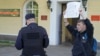 Виталий Иоффе на акции около здания военкомата