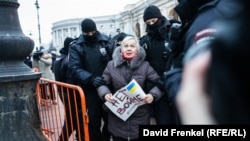 Задержание Людмилы Васильевой на антивоенном митинге в Петербурге
