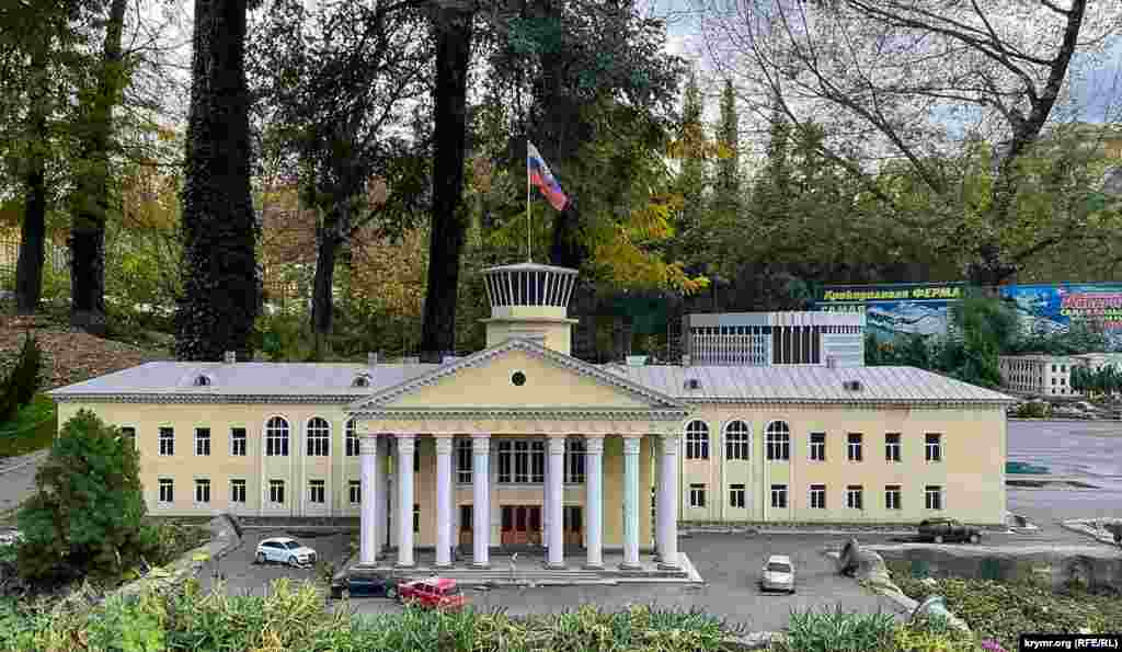 Российский «триколор» развивается на старом уменьшенном, как и все остальные исторические и административные достопримечательности Крыма (их в парке около 100), в масштабе 1:25 здании Симферопольского «аэропорта»