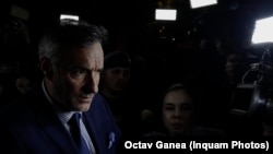 Florina Coldea, înconjurat de jurnaliști la ieșirea din sediul DNA din București.