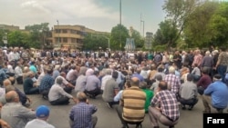 تصویری از یک تجمع اعتراضی بازنشستگان در سال ۱۴۰۱