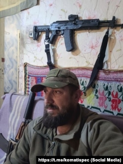 Константин Маслов, позывной «Комати», воевал против Украины с 2014 года, в том числе в отряде «Царские волки». Бывший российский спецназовец, в Севастополь переехал в 2021 году, на момент смерти в августе 2023 года был замкомандира отряда «Барс-3», похоронен в Севастополе
