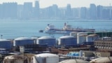 Китайское судно возле нефтяных резервуаров на нефтехимическом заводе в Даляне 